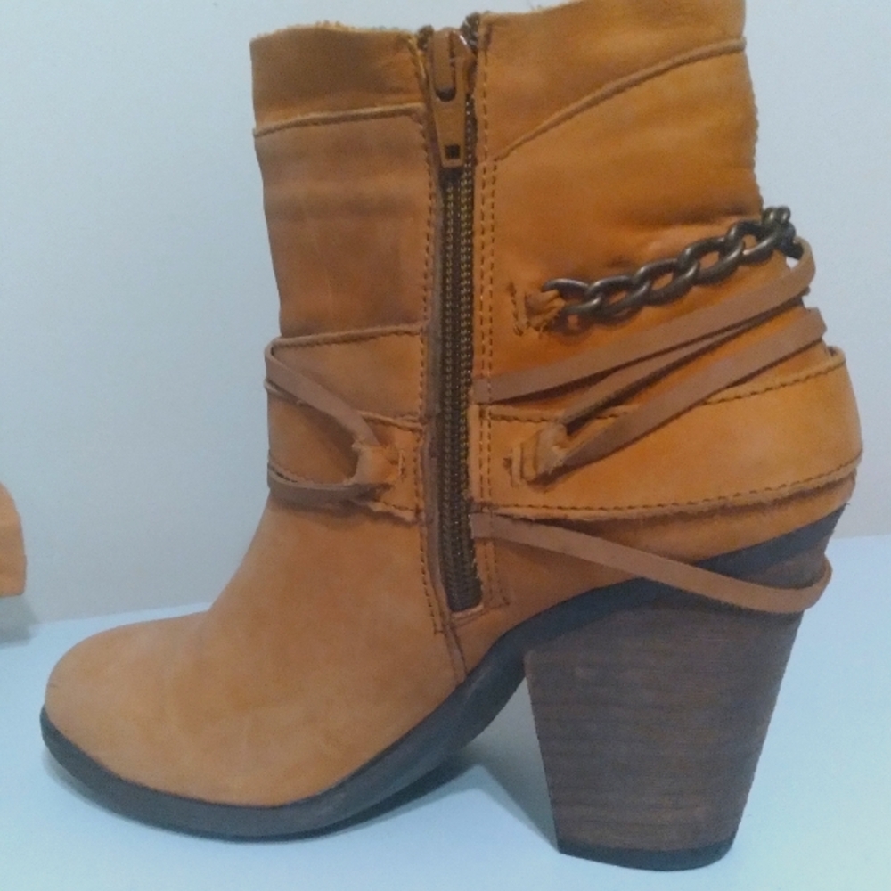 Steve Madden Western Strappy Leather Boots Stacked Heel‎ Chain Detail 6 Medium